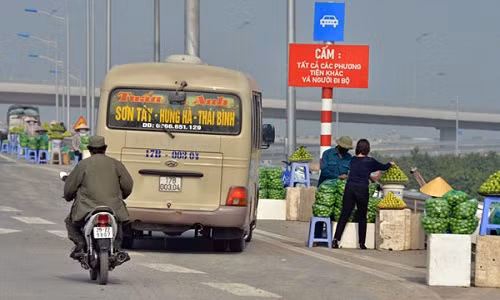 Nhiều người dân bày bán hàng ven đường cao tốc như... đường làng. Ảnh: V.H