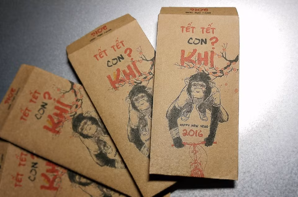 "Lì xì handmade không chỉ hấp dẫn các bạn trẻ bởi sự khác biệt mà nó còn thể hiện được tính thuần Việt trong từng sản phẩm". Bạn Minh Thiên là người tạo ra những chiếc lì xì thủ công trên cho biết.