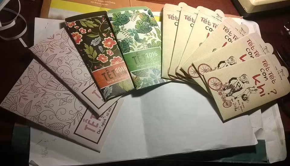 Không giống như những chiếc lì xì được bán trên thị trường chỉ có màu đỏ hoặc màu vàng. Những chiếc lì xì handmade đa dạng hơn với những màu sắc phong phú và nhiều họa tiết trẻ trung và năng động.