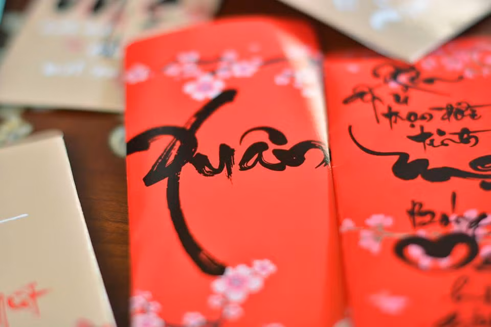 Gioi tre dua nhau lam li xi handmade Tet Nguyen dan