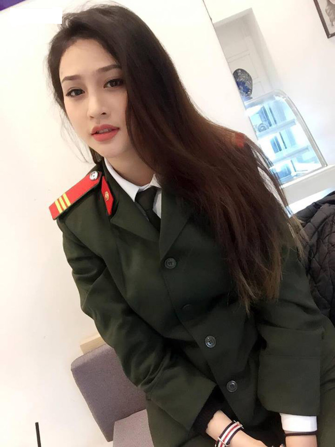 Chẳng cần tốn quá nhiều thời gian để mò mẫm, dân mạng đã có được những thông tin đầu tiên về cô gái xinh đẹp mặc quân phục này đó là Đậu Thùy An hay còn gọi là An Bo 24 tuổi hiện đang là chủ của hai cơ sở làm đẹp tại Hà Nội.