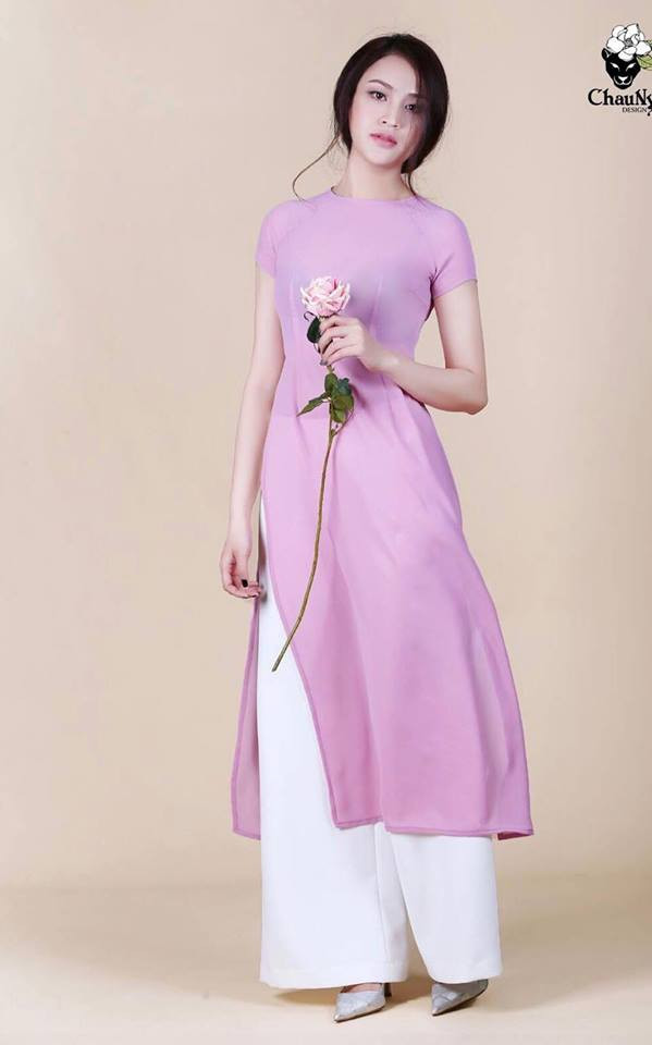 Cùng nhìn ngắm một số hình ảnh khác của cô gái xinh đẹp mặc quân phục khiến CĐM xôn xao