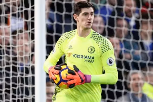 Courtois tiếp tục ở lại Chelsea: Mới đây nhất, thủ thành Courtois đã lên tiếng thừa nhận muốn gia hạn hợp đồng mới với Chelsea, thay vì chuyển sang khoác áo Real Madrid. Ảnh: Goal