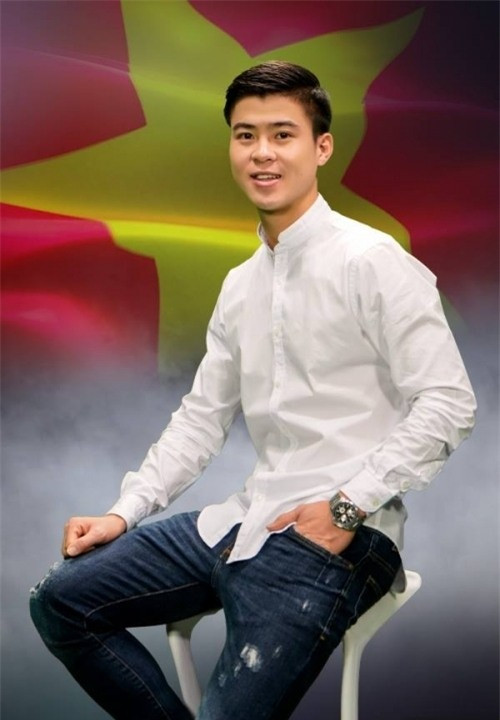 Duy Mạnh cao 1m80, gương mặt sáng sủa, nam tính cùng vóc dáng khoẻ khoắn của anh chàng đang làm chị em không thể không xuýt xoa.