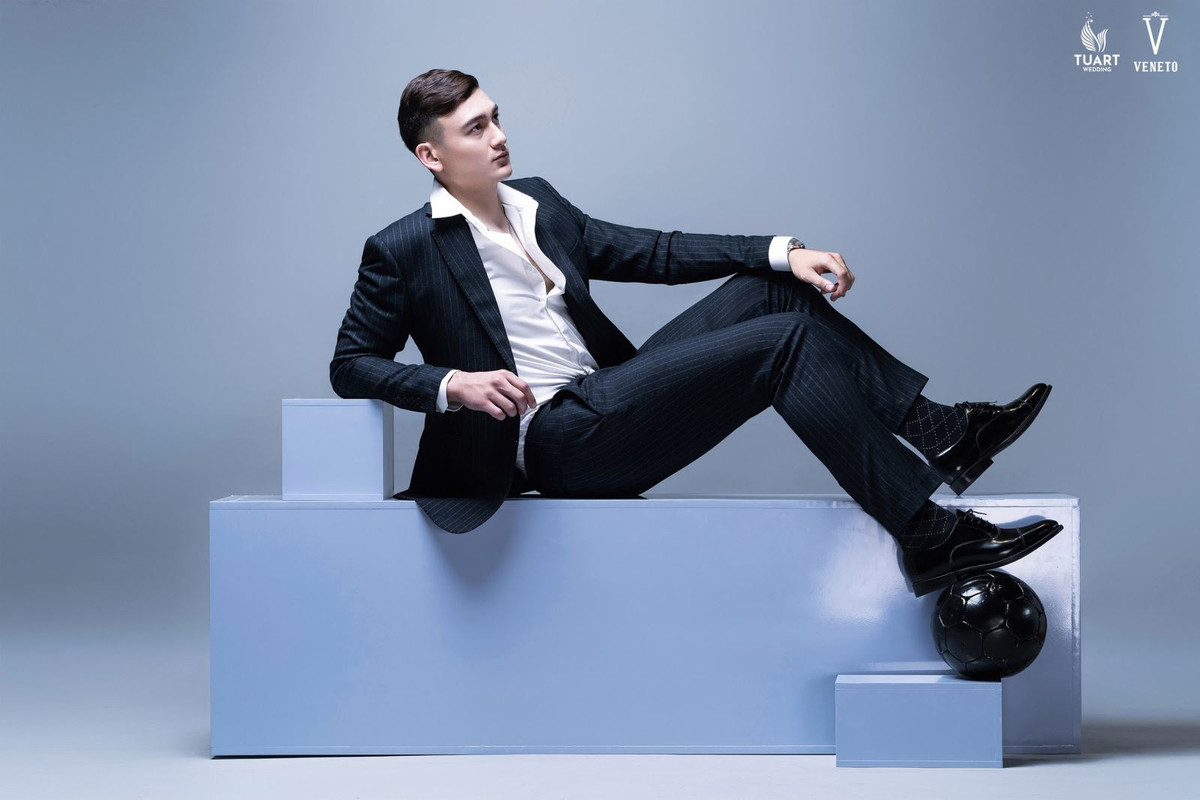 Ngoài niềm đam mê với khung thành, Văn Lâm còn nhận làm người mẫu ảnh cho một số nhãn hàng thời trang.