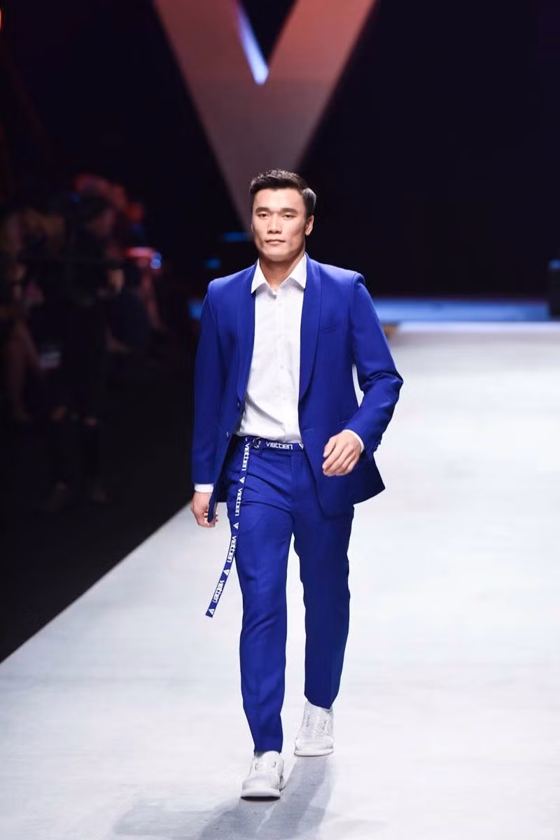 Bùi Tiến Dũng sinh ra trong gia đình bần nông nhưng anh lại may mắn có được dáng vóc cao to của bố và khí chất trời ban. Gương mặt lạnh lùng, góc cạnh cùng chiều cao 1m81 giúp chàng thủ thành gốc Thanh Hóa chiếm trọn sự chú ý từ NHM mỗi khi xuất hiện.