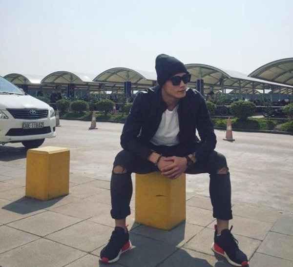 Bên cạnh đó, Bùi Tiến Dũng cũng nhận lời làm đại diện cho một số nhãn hàng. Cơ thể săn chắc cùng nụ cười hiền lành của Tiến Dũng giúp anh khá thành công trong vai trò tay ngang này.