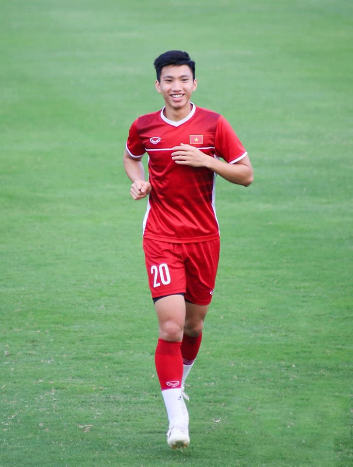 Với điểm mạnh là tuổi trẻ và sự cố gắng, NHM hy vọng Văn Hậu sẽ thành công trên sân cỏ và có thêm cơ hội thử sức với nghề người mẫu nhiều hơn.