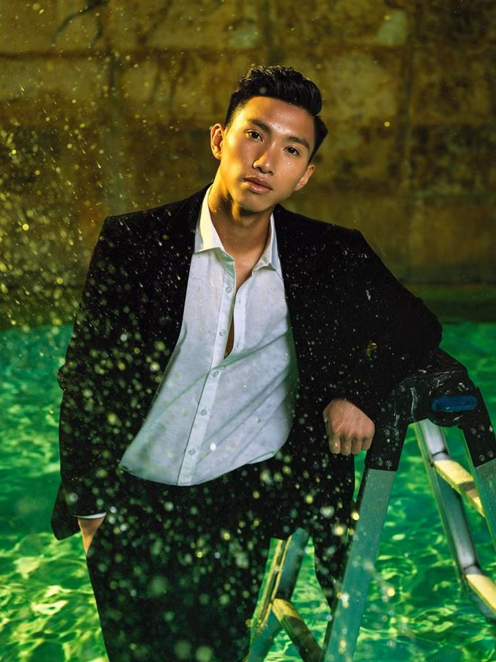 Đoàn Văn Hậu sở hữu chiều cao 1m85, ngoài vị trí hậu vệ đang rất vững chắc trong đội tuyển cùng những danh hiệu xuất sắc được ghi nhận, hậu vệ đội tuyển Việt Nam được nhiều nhãn hàng thời trang thể thao mời gọi.