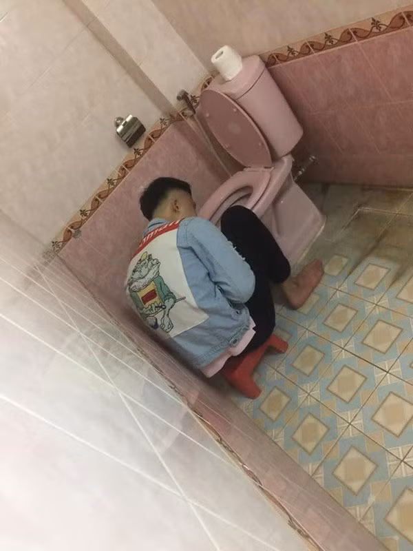 Nhau say bi ti, anh chang duoc ho tong vao toilet cung chan chieu