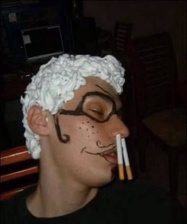 Đã say rượu rồi nhưng chúng bạn cũng không tha khi mang ra làm trò cười.