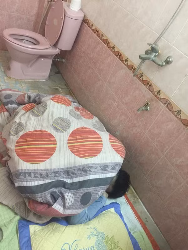Nhìn cảnh chàng trai ngồi nôn rồi nằm vật vã vì say khiến ai cũng ngán ngẩm. Một số người cũng cho rằng nằm ở nhà vệ sinh khá lạnh dễ dẫn đến bị cảm nguy hiểm.
