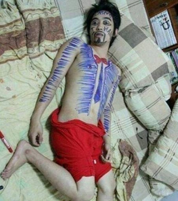 Cụ thể nickname V.L chia sẻ: "Anh em uống mà lần nào nó cũng say như thế. Mình thấy nó nôn suốt sợ nó lạnh nên lấy chăn chiếu cho nó luôn mà nó cứ lâu lâu lại nôn nên không tiện đưa vào. Cậu em này cũng tự nguyện nằm đó vì sợ lúc say không biết gì lại nôn đầy ra giường bẩn".