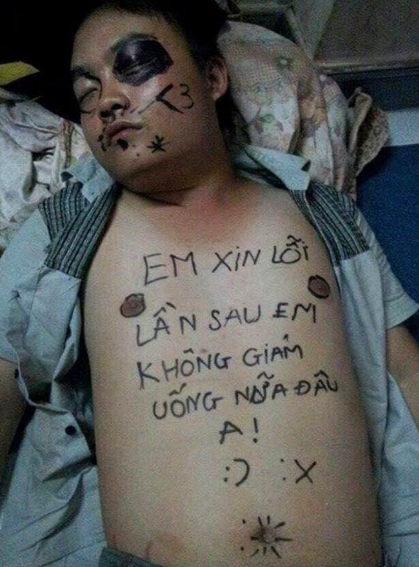 Chia sẻ trên MXH, người đã đưa anh chàng trên vào nhà vệ sinh cho biết rằng đó nhân vật trên uống mà lần nào nó cũng say như thế nên các bạn nhậu đã đưa vào nhà vệ sinh và cấp thêm chăn, chiếu để chống cảm lạnh.