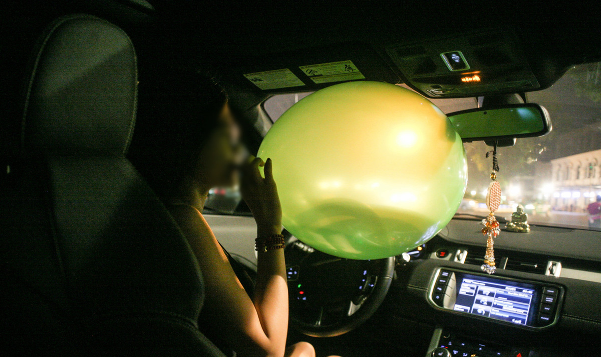 Đã từng có rất nhiều trường hợp do quá phê bóng cười mà không làm chủ được bản thân và gây ra không ít hình ảnh xấu. Như mới nhất là vụ 2 cô gái do quá phê pha với chất kích thích trong trái bóng để rồi cầm búa đóng đinh vào lốp ô tô của một người đang dừng đỗ tại một con đường thuộc quận Long Biên.