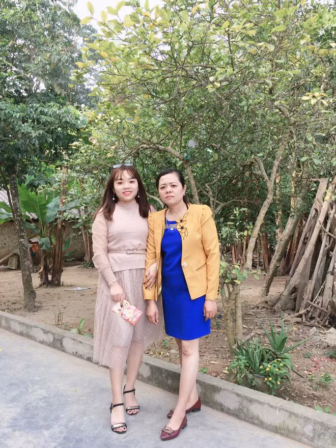 Sau khi những bức ảnh khoe 2 mẹ con cực xinh cùng nhau được đăng tải trên mạng xã hội, các thành viên trong một diễn đàn cũng đã hào hứng khoe hình chụp với mẹ ngày Tết.