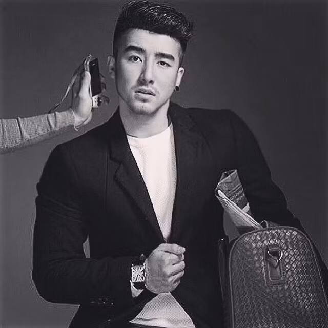 Sự manly từ khuôn mặt đến hình thể của chàng nam thần lai này đã giúp anh đánh gục vô vàn những fan nữ hâm mộ mình trên mạng xã hội.