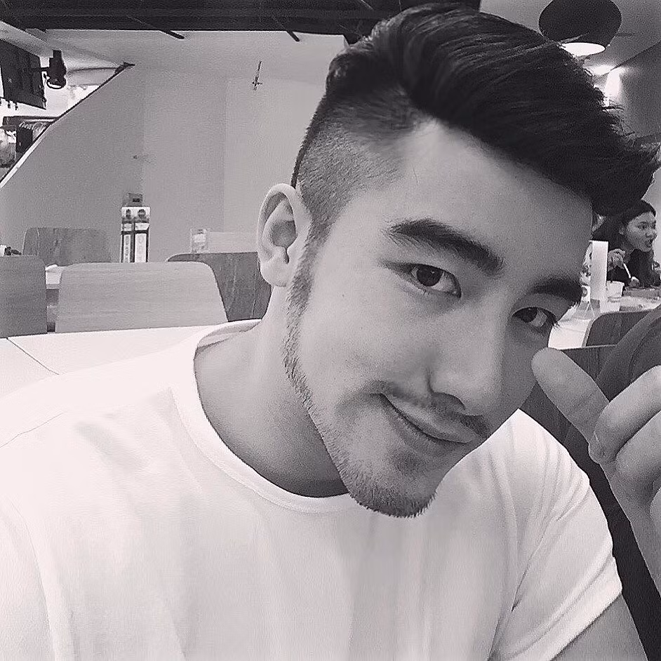 Nhiều fan hâm mộ của anh chàng này nhận xét rằng, khi Triều Vỹ mặc áo sơ mi anh quả thực chẳng thua kém gì những người mẫu, diễn viên điện ảnh đình đám nhất thế giới.