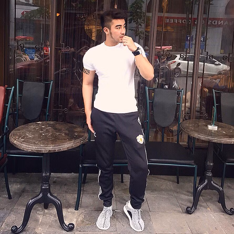 Lục Triều Vỹ có bố là người Hoa nên trong anh chảy hai dòng máu Việt-Trung. Theo nhiều ý kiến dân mạng thì vẻ đẹp trời phú của anh được ảnh hưởng chính từ dòng máu trong anh.