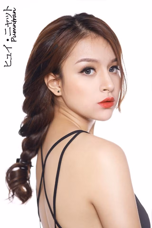 Ngoài việc lên giảng đường hàng ngày, Ngọc Anh Berry còn là gương mặt quen thuộc của những tờ báo dành cho teen khi cô nhận vai trò người mẫu ảnh. Chính phong cách thời trang khá cá tính và độc đáo giúp cô luôn là cái tên được nhiều nhiếp ảnh gia săn đón.