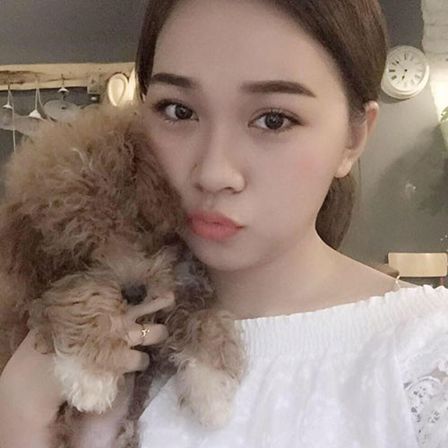 Ngoài làm "sếp" ở quán hàng ăn, Trà My còn từng có một shop chuyên bán các mặt hàng thời trang online.