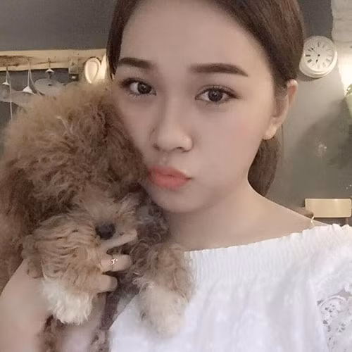 Ngoài làm "sếp" ở quán hàng ăn, Trà My còn từng có một shop chuyên bán các mặt hàng thời trang online.