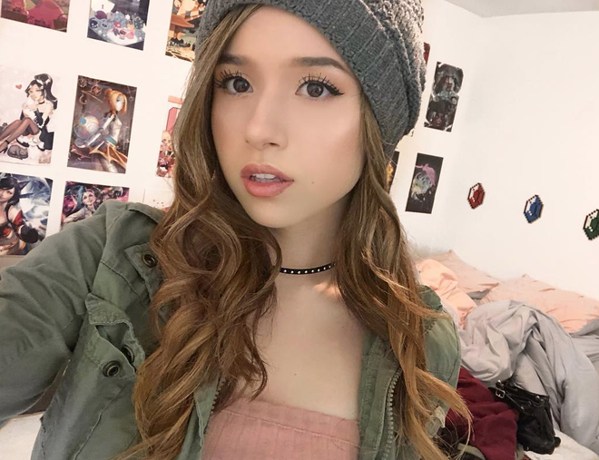 Nữ streamer Maroc có nickname Pokimane (sinh năm 1996) là một cô gái xinh đẹp, quyến rũ. Cô bạn này sở hữu 1,3 triệu fan trên mạng xã hội và trở thành cái tên hot hàng đầu đất nước châu Phi này.