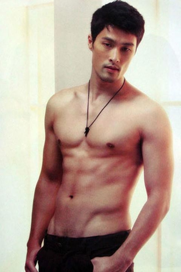 Ở thời điểm bộ phim được thực hiện, Johny Trí Nguyễn đang là cái tên hot khi liên tiếp gặt hái thành công qua một số bộ phim như Dòng máu anh hùng, Bẫy rồng... sau từ Mỹ khi trở về Việt Nam. Ngoài vẻ điển trai anh còn thu hút không ít fan nữ bởi body chuẩn đầy nam tính.