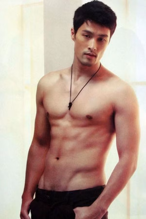 Ở thời điểm bộ phim được thực hiện, Johny Trí Nguyễn đang là cái tên hot khi liên tiếp gặt hái thành công qua một số bộ phim như Dòng máu anh hùng, Bẫy rồng... sau từ Mỹ khi trở về Việt Nam. Ngoài vẻ điển trai anh còn thu hút không ít fan nữ bởi body chuẩn đầy nam tính.