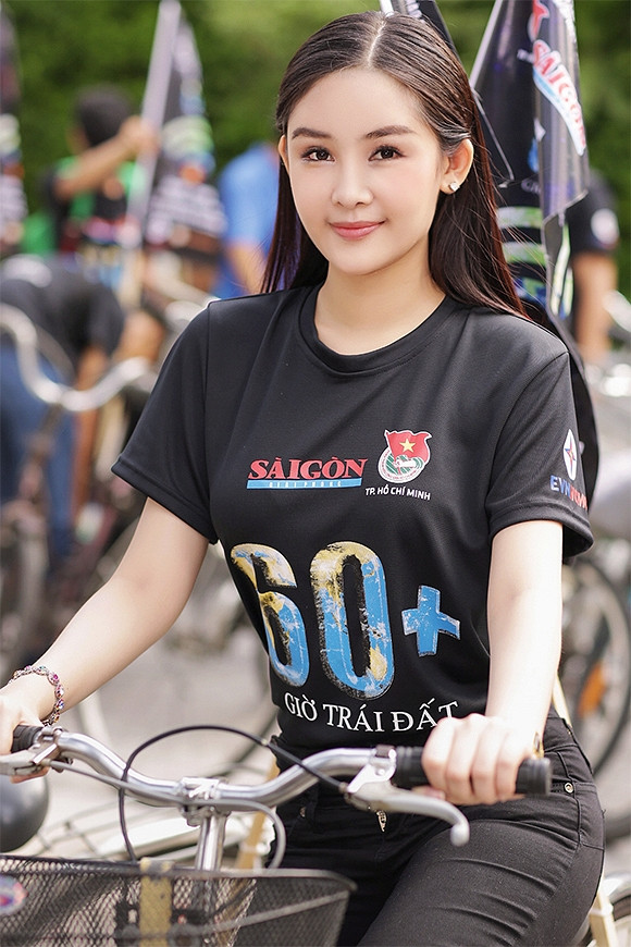 Theo nhận xét của nhiều người, đôi môi của Ngân Anh không còn sưng quá to như khi đăng quang Hoa hậu Đại dương nhưng cũng chưa được đạt đến độ tự nhiên khi những vết "kẻ vẽ" khá lộ.