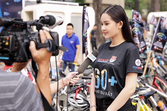 Bên cạnh đó, Ngân Anh cũng được khen ngợi khi tích cực tham gia những hoạt động cộng đồng, mới đây nhất là sự kiện Giờ Trái Đất kêu gọi tiết kiệm điện - bảo vệ môi trường.