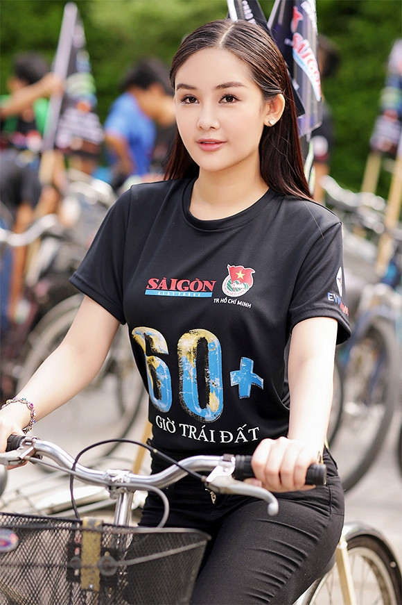 Với nhan sắc hiện tại, Lê Âu Ngân Anh được khen là trẻ trung, cuốn hút hơn hẳn so với thời điểm mới đăng quang Hoa hậu Đại dương.