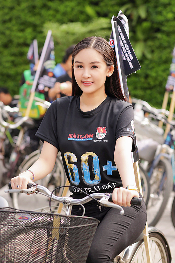 Kể từ sau khi sở hữu đôi môi gọn gàng hơn trước, cô nàng hoa hậu thị phi này cũng tự tin nở nụ cười rạng rỡ - điều mà trước đây cô rất ít khi thể hiện trước ống kính máy ảnh.