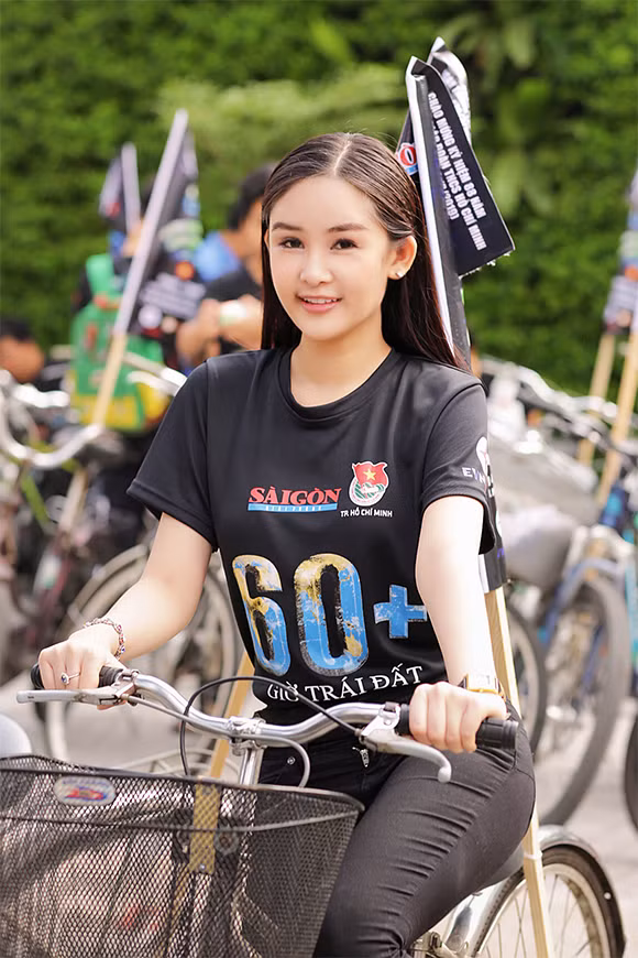 Kể từ sau khi sở hữu đôi môi gọn gàng hơn trước, cô nàng hoa hậu thị phi này cũng tự tin nở nụ cười rạng rỡ - điều mà trước đây cô rất ít khi thể hiện trước ống kính máy ảnh.