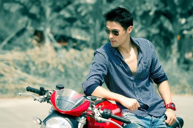 Anh có niềm đam mê lớn với võ thuật và xe mô tô.