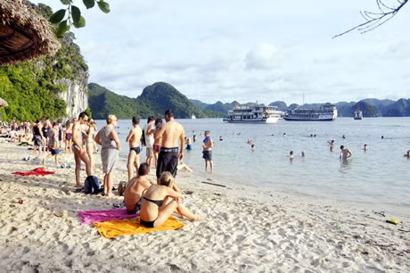 Đến với bãi biển Soi Sim, các du khách sẽ được tham gia hành trình khám phá biển như lặn ngắm san hô hay chơi những trò chơi dưới nước rất thú vị.