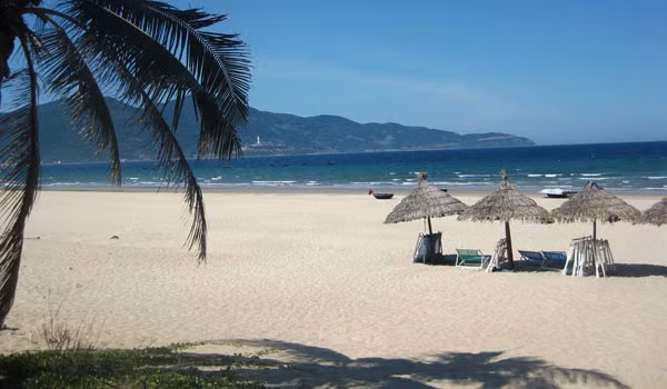 Mỹ Khê nổi tiếng với bãi cát trắng dài và mịn, những con sóng bình yên và những cây dừa vô cùng thơ mộng khiến cho nhiều người ngỡ rằng mình đang ở bãi biển Hawaii. Ngoài tắm biển Mỹ Khê, các du khách còn được ngắm Ngũ Hành Sơn và Cù Lao Chàm và phía xa xa là đô thị cổ Hội An.