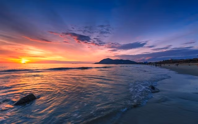 Nước biển Thiên Cầm đẹp và quyến rũ hơn khi hè về. Với màu lam ngọc bích, bạn có thể tắm xa bờ hơn 100m mà nước vẫn trong đến mức có thể nhìn được tận đáy và thoải mái lặn ngắm thiên nhiên trong lòng biển.