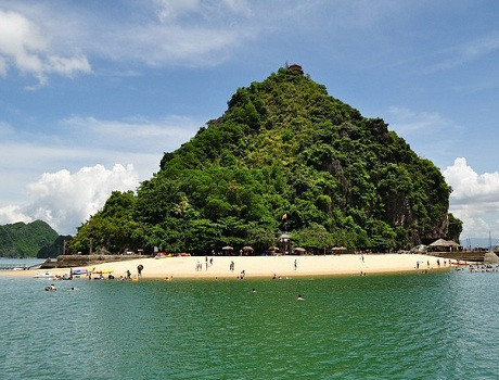 Bãi biển Soi Sim – Hạ Long nằm trong quần thể Di sản thế giới Vịnh Hạ Long. Bãi biển Soi Sim cách bến tàu Bãi Cháy 11m. Với hệ sinh thái vô cùng đa dạng có rừng và biển, bãi biển Soi Sim được bao bọc bởi bãi cát dài trắng mịn và làn nước trong xanh như ngọc. Đây được coi là một bãi tắm đẹp như thiên đường ở Việt Nam