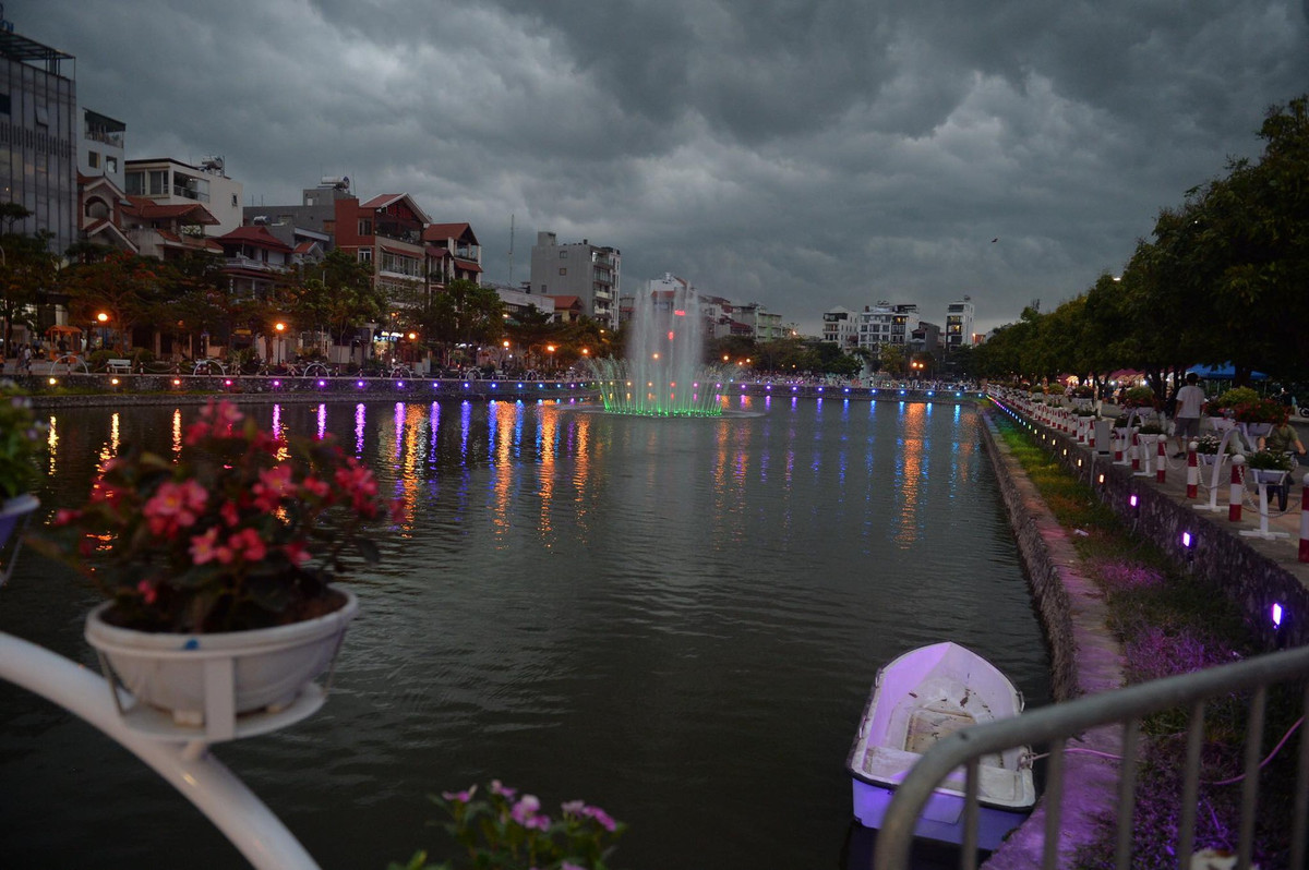Toàn cảnh khu hồ được trang trí đèn, hoa thuộc tuyến phố đi bộ Trịnh Công Sơn.