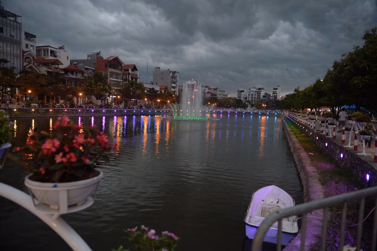 Toàn cảnh khu hồ được trang trí đèn, hoa thuộc tuyến phố đi bộ Trịnh Công Sơn.