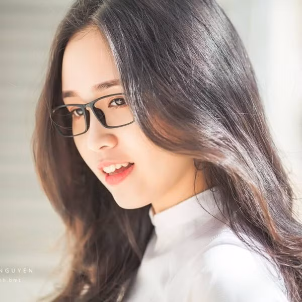 Chỉ sau vài click chuột trên mạng xã hội, dân mạng đã biết nữ sinh trên có tên là Huệ, sinh năm 2000. Cô bạn vừa tốt nghiệp trường THPT Lý Thường Kiệt (Bắc Giang).