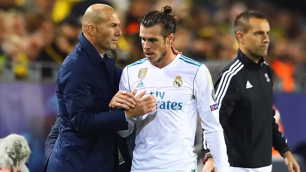 Real Madrid đau đầu vì Bale: Real Madrid vừa nhận tin xấu về Gareth Bale, trong thời gian cầu thủ này trở về kiểm tra y tế để tập trung với đội tuyển Xứ Wales. Theo giới truyền thông Xứ Wales đưa tin, Bale gặp chấn thương phần cơ chân trái. Đây là chấn thương lặp lại, nên mức độ tương đối nghiêm trọng.