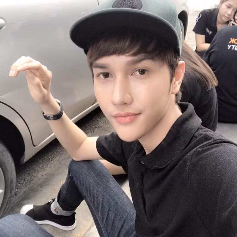 Sau một thời gian, "ẩn giật" Thanapipat quay trở lại với một diện mạo hoàn toàn mới khiến vạn chị em phụ nữ phải say đắm mình. Cùng với đó là câu trả lời sắt đó cho cô nàng người yêu cũ đó là không có gì không thể thay đổi cho dù là nhan sắc.