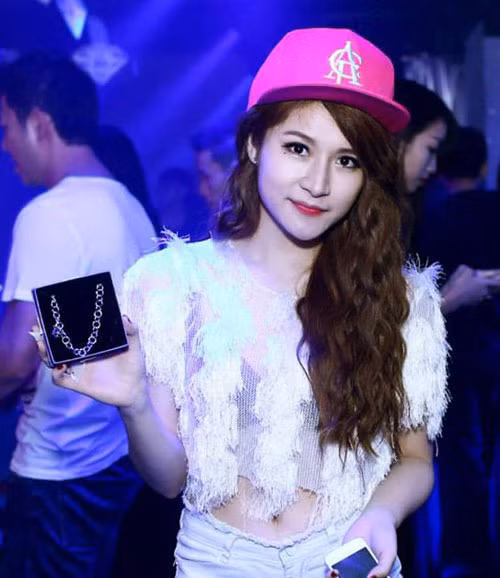 Chiếc mũi thanh tú là điểm nhấn ấn tượng đem lại nét quyến rũ cho hot girl Hà thành này . Bên cạnh đó, người đẹp còn tích cực theo đuổi style sexy, quyến rũ với những trang phục bở bạo.