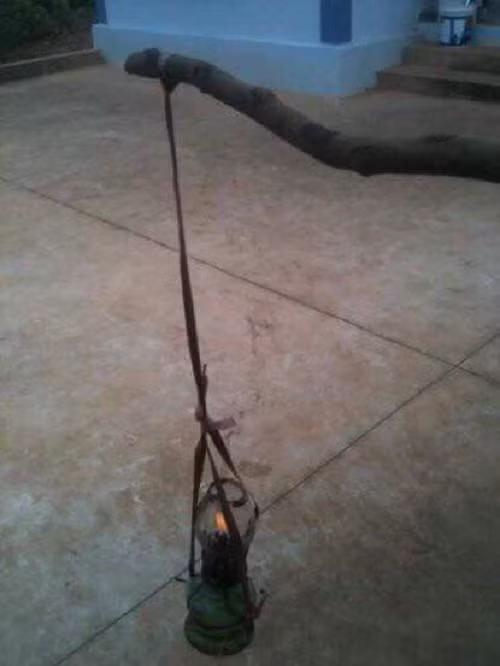 Ngày xưa ở những vùng quê nghèo đèn lồng Trung thu được tối giản hóa bằng những vỏ lon sau đó thắp nến bên trong nhưng ngày nay, nó được "độ" thêm năng lượng dầu phía dưới.