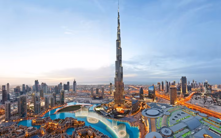 Tòa tháp Burj Khalifa được hoàn thành vào năm 2009, cao 828m (Ảnh: KT)