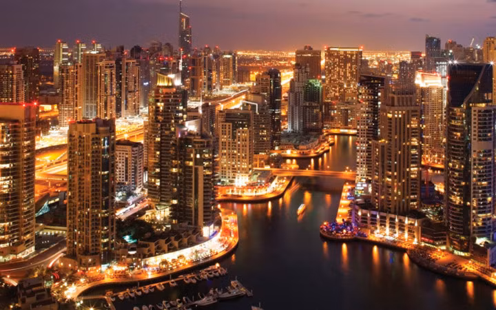 Bến du thuyền Dubai Marina đẹp lung linh với hình ảnh các tòa tháp, chung cư, tổ hợp mua sắm, nhà hàng, quán bar…(Ảnh: KT)