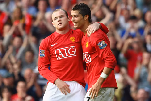 Khi Rooney và Ronaldo còn sát cánh với nhau, họ là cặp đôi đáng sợ nhất của bóng đá châu Âu. Nhưng kể từ ngày Ronaldo ra đi, MU vẫn chưa tìm được ai làm đối tác với Rooney trên hàng công của mình. Những cái tên như Welbeck, Persie hay Falcao đều không đáp ứng được yêu cầu đó. Có thể nói, nếu CR7 quay về người vui mừng nhất đó là Rooney.