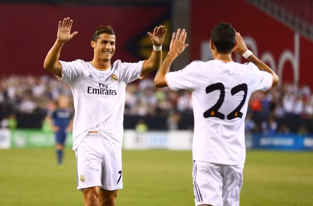 Hiện tại, MU sở hữu rất nhiều tiền vệ cánh gồm Angel Di Maria, Antonio Valencia, Ashley Young, Adnan Januzaj hay Luis Nani. Thế nhưng, cả 5 cái tên này đều không đáp ứng được sự kỳ vọng. Vì vậy, MU rất cần một cầu thủ chạy cánh đẳng cấp như Ronaldo.